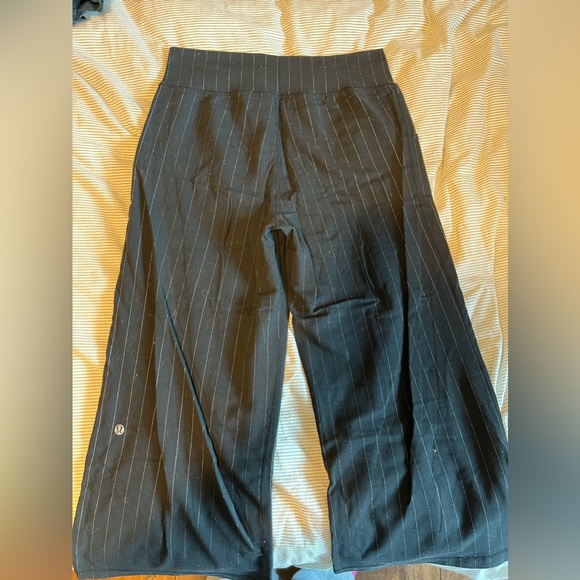 Lululemon Cropped Wide Leg Capri - Picture 2 of 2